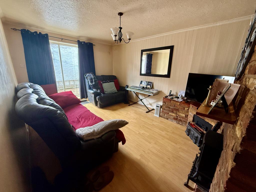 Lot: 55 - CAR FORECOURT, WORKSHOP AND RESIDENTIAL ACCOMMODATION - Living room
